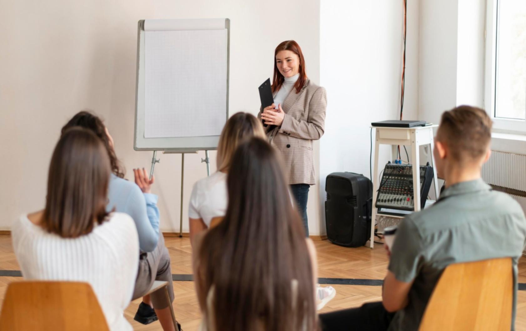 Groupe de professionnels collaborant autour d'une table de travail